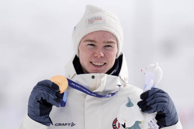 Winter Olympics in Milan Cortina 2026 Val di Fiemme, Italy 20260217. Jens Luraas Oftebro from Norway with the gold medal on the podium after the combined 10 km cross-country skiing at Lago di Tesero during the Winter Olympics in Milano Cortina 2026. Photo: Terje Pedersen NTB Val di Fiemme Italy EDITORIAL USE ONLY. RESTRICTED USE FOR BETTING COMPANIES Ref:_SPOnwppDXgnTcg.jpg *** Winter Olympics in Milan Cortina 2026 Val di Fiemme, Italy 20260217 Jens Luraas Oftebro from Norway with the gold medal on the podium after the combined 10 km cross country skiing at Lago di Tesero during the Winter Olympics in Milano Cortina 2026 Photo Terje Pedersen NTB Val di Fiemme Italy EDITORIAL USE ONLY RESTRICTED USE FOR BETTING COMPANIES  Copyright: xTerjexPedersenx xNTBx