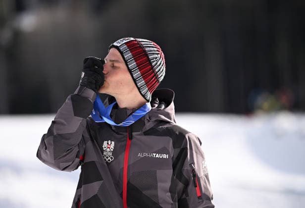(260217) -- TESERO, Feb. 17, 2026 -- Silver medalist Johannes Lamparter of Austria kisses his medal during the awarding ceremony for the Nordic Combined Individual Gundersen Large Hill 10km at the Milan-Cortina 2026 Olympic Winter games, Winterspiele,Spiele, Summer games in Tesero, Italy, Feb. 17, 2026. ) (MICO2026)ITALY-TESERO-OLYMPIC WINTER GAMES-NORDIC COMBINED-INDIVIDUAL GUNDERSEN LARGE HILL 10KM HexCanling 