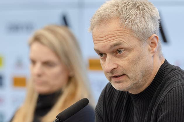 Kaderbekanntgabe Frauen-Nationalmannschaft Bundestrainer Christian Wück spricht während der Pressekonferenz. L9nks Im Hintergrund DFB-Sportdirektorin Nia Künzer. Pressekonferenz zur Bekanntgabe des Kaders der Frauen-Nationalmannschaft für die Länderspiele gegen Slowenien und Norwegen. 17. Februar 2026 auf dem DFB-Campus in Frankfurt am Main., Frankfurt am Main Hessen Deutschland DFB-Campus