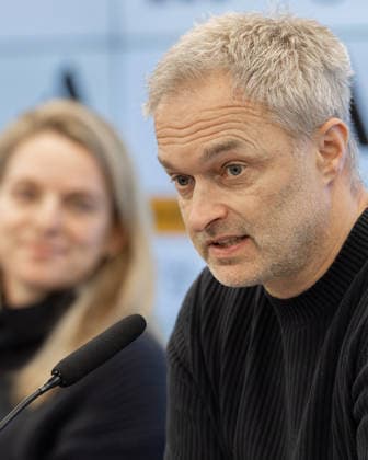Kaderbekanntgabe Frauen-Nationalmannschaft Bundestrainer Christian Wück spricht während der Pressekonferenz. L9nks Im Hintergrund DFB-Sportdirektorin Nia Künzer. Pressekonferenz zur Bekanntgabe des Kaders der Frauen-Nationalmannschaft für die Länderspiele gegen Slowenien und Norwegen. 17. Februar 2026 auf dem DFB-Campus in Frankfurt am Main., Frankfurt am Main Hessen Deutschland DFB-Campus