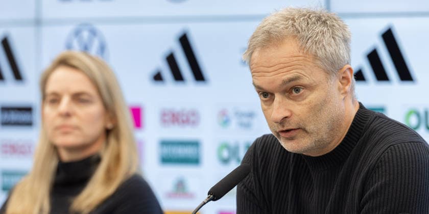 Kaderbekanntgabe Frauen-Nationalmannschaft Bundestrainer Christian Wück spricht während der Pressekonferenz. L9nks Im Hintergrund DFB-Sportdirektorin Nia Künzer. Pressekonferenz zur Bekanntgabe des Kaders der Frauen-Nationalmannschaft für die Länderspiele gegen Slowenien und Norwegen. 17. Februar 2026 auf dem DFB-Campus in Frankfurt am Main., Frankfurt am Main Hessen Deutschland DFB-Campus