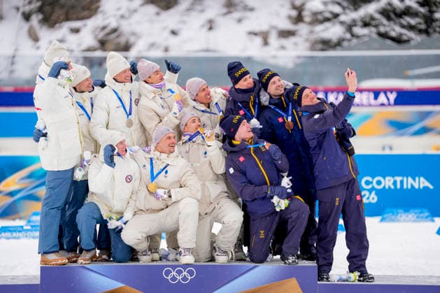 Winter Olympics in Milan Cortina 2026 Anterselva, Italy 20260217. Vetle Sjastad Christiansen, Sturla Holm Laegreid, Johan-Olav Botn, Martin Uldal from Norway, Eric Perrot, Quentin Fillon Maillet, Emilien Jacquelin and Fabien Claude from France, Sebastian Samuelsson, Martin Ponsiluoma, Jesper Nelin and Viktor Brandt from Sweden on the podium after the men s 4 x 7.5 km relay in biathlon during the Winter Olympics in Milan Cortina 2026. Photo: Heiko Junge NTB Anterselva Italy EDITORIAL USE ONLY. RESTRICTED USE FOR BETTING COMPANIES Ref:_SPOIwjUzDSANV8.jpg *** Winter Olympics in Milan Cortina 2026 Anterselva, Italy 20260217 Vetle Sjastad Christiansen, Sturla Holm Laegreid, Johan Olav Botn, Martin Uldal from Norway, Eric Perrot, Quentin Fillon Maillet, Emilien Jacquelin and Fabien Claude from France, Sebastian Samuelsson, Martin Ponsiluoma, Jesper Nelin and Viktor Brandt from Sweden on the podium after the men s 4 x 7 5 km relay in biathlon during the Winter Olympics in Milan Cortina 2026 Photo Heiko Junge NTB Anterselva Italy EDITORIAL USE ONLY RESTRICTED USE FOR BETTING COMPANIES  Copyright: xHeikoxJungex xNTBx