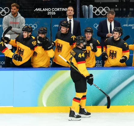 February 17, 2026, Milan, Lombardy, Italy: JOSHUA SAMANSKI 44 of Germany celebrates scoring his side s fourth goal in the Play-off game between Team Germany and Team France at the Milano Cortina 2026 Olympic Games, Olympische Spiele, Olympia, OS Germany won 5:1. Milan Italy - ZUMAc179 20260217_oly_c179_063 Copyright: xMickaelxChavetx