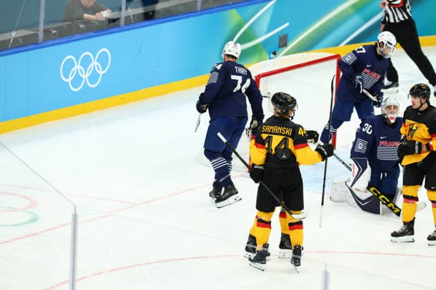 February 17, 2026, Milan, Lombardy, Italy: JOSHUA SAMANSKI 44 of Germany celebrates scoring his side s fourth goal in the Play-off game between Team Germany and Team France at the Milano Cortina 2026 Olympic Games, Olympische Spiele, Olympia, OS Germany won 5:1. Olympics 2026: Milano Cortina: Ice hockey, Eishockey Men: GER 5:1 FRA  - ZUMAc179 20260217_oly_c179_066 Copyright: xMickaelxChavetx