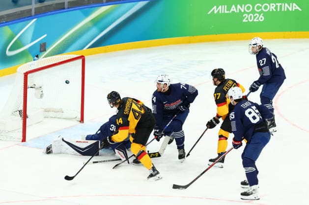 February 17, 2026, Milan, Lombardy, Italy: JOSHUA SAMANSKI 44 of Germany scores his side s fourth goal in the Play-off game between Team Germany and Team France at the Milano Cortina 2026 Olympic Games, Olympische Spiele, Olympia, OS Germany won 5:1. Milan Italy - ZUMAc179 20260217_oly_c179_070 Copyright: xMickaelxChavetx