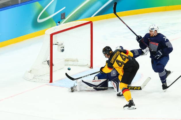 February 17, 2026, Milan, Lombardy, Italy: JOSHUA SAMANSKI 44 of Germany scores his side s fourth goal in the Play-off game between Team Germany and Team France at the Milano Cortina 2026 Olympic Games, Olympische Spiele, Olympia, OS Germany won 5:1. Milan Italy - ZUMAc179 20260217_oly_c179_072 Copyright: xMickaelxChavetx