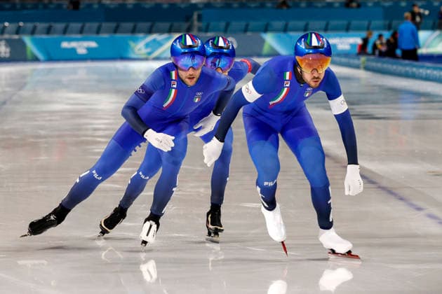 Davide Ghiotto leads Team Italy followed by Michele Malfatti and Andrea Giovannini during the Men s Speed skating, Eisschnelllauf Team Pursuit Finals at the Milano Speed Skating Stadium in Milan, Italy on Tuesday, February 17, 2026. Team Italy won gold. Italy won gold, United States won silver and China won bronze.  OLY20260217932 AARONxJOSEFCZYK