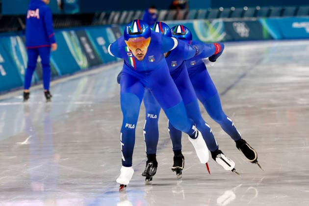 Davide Ghiotto leads Team Italy followed by Michele Malfatti and Andrea Giovannini during the Men s Speed skating, Eisschnelllauf Team Pursuit Finals at the Milano Speed Skating Stadium in Milan, Italy on Tuesday, February 17, 2026. Team Italy won gold. Italy won gold, United States won silver and China won bronze.  OLY20260217933 AARONxJOSEFCZYK