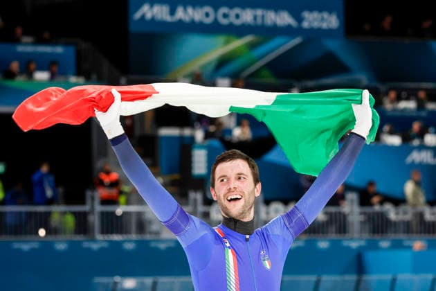 Michele Malfatti of Team Italy celebrates after winning gold.during the Men s Speed skating, Eisschnelllauf Team Pursuit Finals at the Milano Speed Skating Stadium in Milan, Italy on Tuesday, February 17, 2026. Italy won gold, United States won silver and China won bronze.  OLY20260217938 AARONxJOSEFCZYK