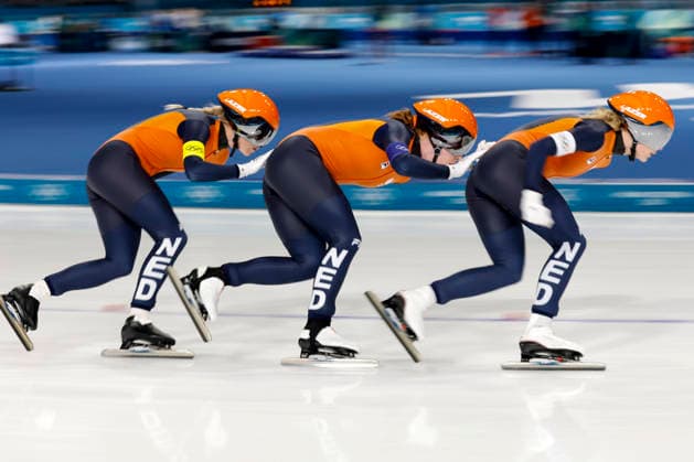 Joy Beune leads Team Netherlands followed by Antoinette Rijpma-de Jong and Marijke Groenewoud during the Women s Speed skating, Eisschnelllauf Team Pursuit Finals at the Milano Speed Skating Stadium in Milan, Italy on Tuesday, February 17, 2026. Canada won gold, Netherlands won silver and Japan won bronze.  OLY20260217951 AARONxJOSEFCZYK