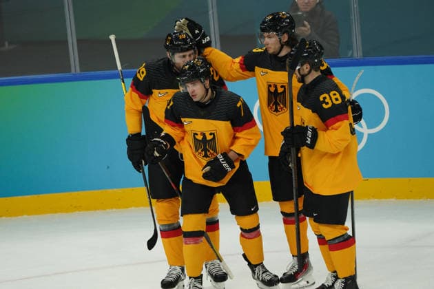 Milano Cortina, 2026 , Winter Olympic Games, Olympische Spiele, Olympia, OS Olympische Winter-Olympische spiele 2026 , Icehockey, Eishockey Männer, Qualification Play-Off Ice hockey, Eishockey Arena Santagiulia Milano Deutschland, Germany vs Frankreich France , jubeln eutschland, Germany, GER Photocopyright Gladys Chai von der Laage *** Milano Cortina, 2026 , Winter Olympic Games, Winter Olympic Games 2026 , Ice Hockey, Ice Hockey Men, Qualification Play Off Ice Hockey Arena Santagiulia Milano Germany, Germany vs France France , jubeln eutschland, Germany, GER Photocopyright Gladys Chai von der Laage