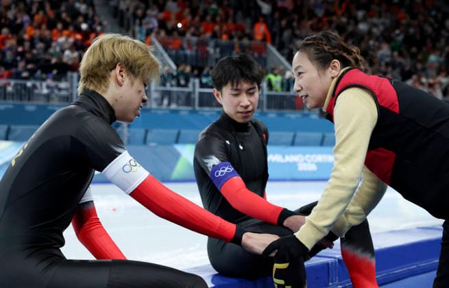 (260217) -- MILAN, Feb. 17, 2026 -- Liu Hanbin (L) and Li Wenhao (C) of China celebrate with their coach Li Yan after the Speed skating, Eisschnelllauf men s team pursuit final B between China and the Netherlands at the Milan-Cortina 2026 Olympic Winter games, Winterspiele,Spiele, Summer games in Milan, Italy, Feb. 17, 2026. ) (MICO2026)ITALY-MILAN-OLYMPIC WINTER GAMES-SPEED SKATING-MEN S TEAM PURSUIT-FINALS LixJing 