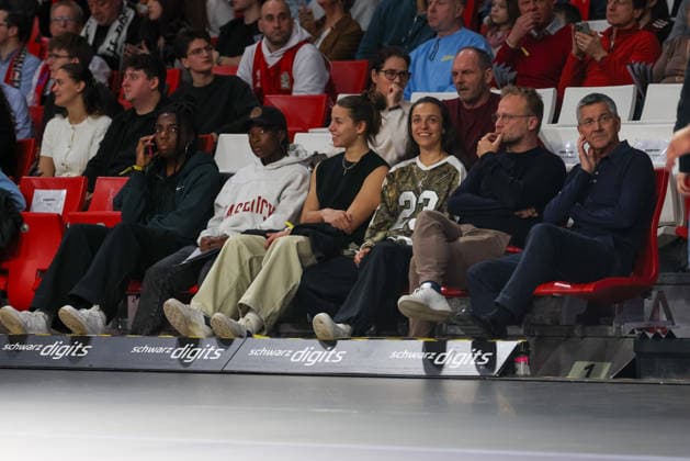 Herbert Hainer (FC Bayern Muenchen, Praesident) mit Natalia Padilla-Bidas (FC Bayern Muenchen, 23) und Lena Oberdorf (FC Bayern Muenchen, 08), mit Bernadette Amani (FC Bayern Muenchen, 15) und Edna Imade (FC Bayern Muenchen, 29), GER, FC Bayern Basketball vs. Skyliners Frankfurt, Basketball, easycredit Basketball Bundesliga, 21. Spieltag, Saison 2025 2026, 17.02.2026, GER, FC Bayern Basketball vs. Skyliners Frankfurt, Basketball, easycredit Basketball Bundesliga, 21. Spieltag, Saison 2025 2026, 17.02.2026 Muenchen Copyright: xEibner-Pressefoto JennixMaulx EP_JML