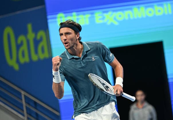 Qatar TotalEnergies Open 2026 - Day Two DOHA, QATAR FEBRUARY 17: Arthur Rinderknech of France competes against Carlos Alcaraz of Spain during a Round One singles match at the Qatar ExxonMobil Open at the Khalifa International Tennis and Squash Complex on February 17, 2026 in Doha, Qatar. Doha Qatar  Copyright: xArturxWidakx originalFilename:widak-qatarexx260217_npVrn.jpg