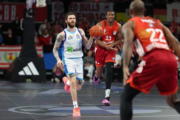 Logan Johnson (Skyliners Frankfurt, 00) mit Ball mit David McCormack (FC Bayern Basketball, 33) und Isiaha Mike (FC Bayern Basketball, 22), GER, FC Bayern Basketball vs. Skyliners Frankfurt, Basketball, easycredit Basketball Bundesliga, 21. Spieltag, Saison 2025 2026, 17.02.2026, GER, FC Bayern Basketball vs. Skyliners Frankfurt, Basketball, easycredit Basketball Bundesliga, 21. Spieltag, Saison 2025 2026, 17.02.2026 Muenchen Copyright: xEibner-Pressefoto JennixMaulx EP_JML