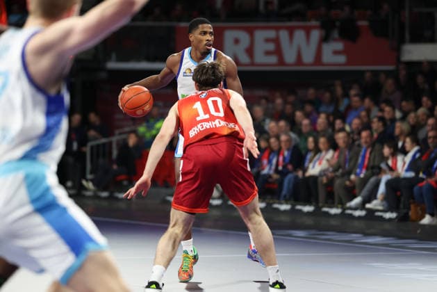 William Christmas (Skyliners Frankfurt, 08) mit Justinian Jessup (FC Bayern Basketball, 10), GER, FC Bayern Basketball vs. Skyliners Frankfurt, Basketball, easycredit Basketball Bundesliga, 21. Spieltag, Saison 2025 2026, 17.02.2026, GER, FC Bayern Basketball vs. Skyliners Frankfurt, Basketball, easycredit Basketball Bundesliga, 21. Spieltag, Saison 2025 2026, 17.02.2026 Muenchen Copyright: xEibner-Pressefoto JennixMaulx EP_JML