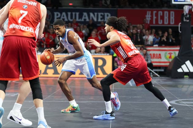 William Christmas (Skyliners Frankfurt, 08) mit Nicolas Kodjoe (FC Bayern Basketball, 35), GER, FC Bayern Basketball vs. Skyliners Frankfurt, Basketball, easycredit Basketball Bundesliga, 21. Spieltag, Saison 2025 2026, 17.02.2026, GER, FC Bayern Basketball vs. Skyliners Frankfurt, Basketball, easycredit Basketball Bundesliga, 21. Spieltag, Saison 2025 2026, 17.02.2026 Muenchen Copyright: xEibner-Pressefoto JennixMaulx EP_JML