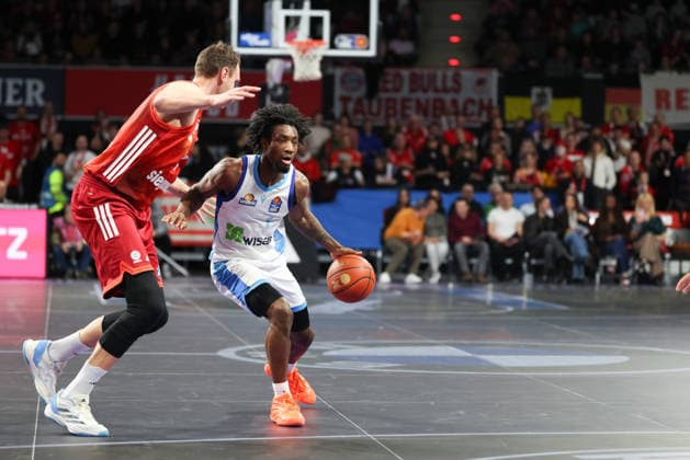 Isaiah Swope (Skyliners Frankfurt, 01) mit Johannes Voigtmann (FC Bayern Basketball, 07), GER, FC Bayern Basketball vs. Skyliners Frankfurt, Basketball, easycredit Basketball Bundesliga, 21. Spieltag, Saison 2025 2026, 17.02.2026, GER, FC Bayern Basketball vs. Skyliners Frankfurt, Basketball, easycredit Basketball Bundesliga, 21. Spieltag, Saison 2025 2026, 17.02.2026 Muenchen Copyright: xEibner-Pressefoto JennixMaulx EP_JML
