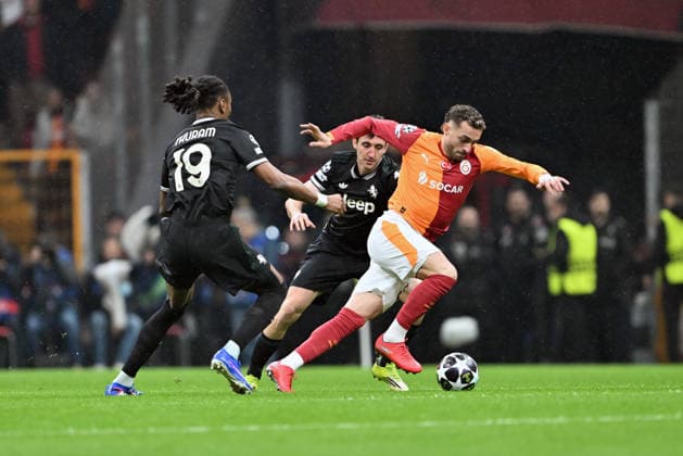Galatasaray v Juventus - UEFA Champions League ISTANBUL, TURKIYE - FEBRUARY 17: Khephren Thuram of Juventus competes with Baris Alper Yilmaz of Galatasaray during the UEFA Champions League round of 16 play-off first-leg match between Juventus and Galatasaray at RAMS Park stadium in Istanbul, Turkiye on February 17, 2026. Isa Terli Anadolu Istanbul Turkey. Editorial use only. Please get in touch for any other usage.  Copyright: x2026xAnadoluxIsaxTerlix