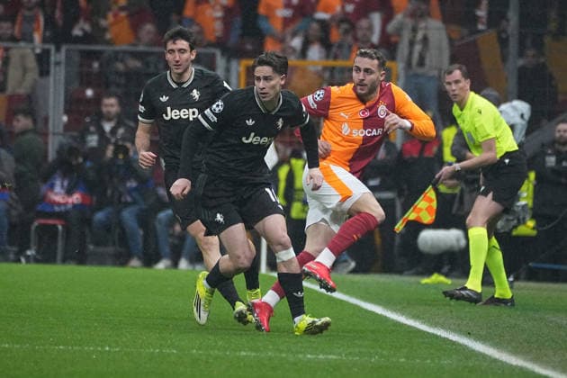 ISTANBUL, TURKEY - FEBRUARY 17: Baris Alper Yilmaz (53) of Galatasaray and Andrea Cambiaso (27) , Kenan Yildiz (10) of Juventus battle for the ball during the UEFA Champions League 2025 26 League Knockout Play-off First Leg match between Galatasaray A.S. and Juventus at Ali Sami Yen Spor Kompleksi on February 17, 2026 in Istanbul, Turkey. Istanbul Turkey Copyright: xSeskimphotox GSaray-Juve-170226 (9)