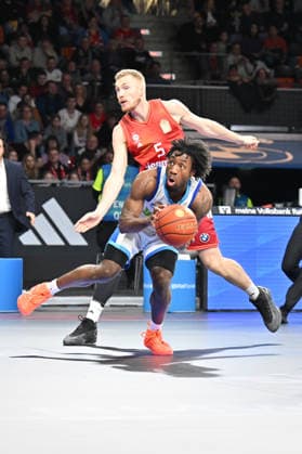 easyCredit BBL; FC Bayern München - Skyliners Frankfurt, 17.02.2026 MUNICH, GERMANY - 17. FEBRUARY: im Duell Isaiah SWOPE (Skyliners Frankfurt 1) und Niels GIFFEY (FC Bayern Basketball 5) während dem Spiel zwischen dem FC Bayern München und den Skyliners Frankfurt am 21. Spieltag der easyCredit BBL im BMW Park Copyright: xBEAUTIFULxSPORTS Goldbergx