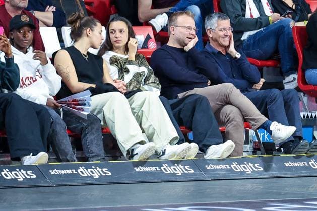 Praesident Herbert Hainer (FC Bayern Muenchen), rechts, im Publikum, sowie unter anderem Spielerinnen des FC Bayern Muenchen Frauen, Lena Oberdorf, FC Bayern Muenchen Basketball vs. Skyliners Frankfurt, easycredit-BBL, BBL, Basketball, Maenner, Saison 2025 2025, Regulaere Saison, 21. Spieltag, 17.02.2026 Muenchen Bayern Deutschland