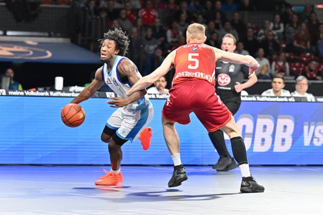 easyCredit BBL; FC Bayern München - Skyliners Frankfurt, 17.02.2026 MUNICH, GERMANY - 17. FEBRUARY: im Duell Isaiah SWOPE (Skyliners Frankfurt 1) und Niels GIFFEY (FC Bayern Basketball 5) während dem Spiel zwischen dem FC Bayern München und den Skyliners Frankfurt am 21. Spieltag der easyCredit BBL im BMW Park Copyright: xBEAUTIFULxSPORTS Goldbergx