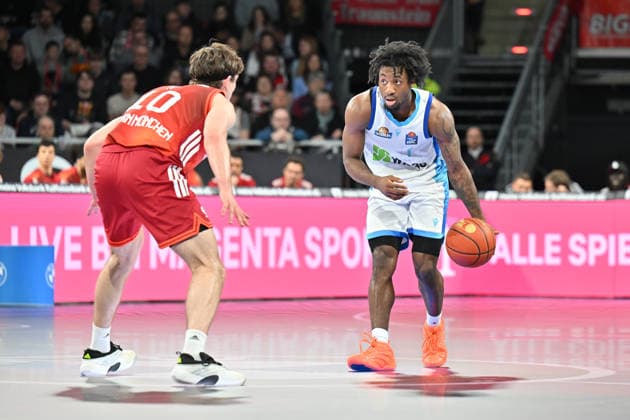 easyCredit BBL; FC Bayern München - Skyliners Frankfurt, 17.02.2026 MUNICH, GERMANY - 17. FEBRUARY: im Duel Justianian JESSUP (FC Bayern Basketball 10) und Isaiah SWOPE (Skyliners Frankfurt 1) während dem Spiel zwischen dem FC Bayern München und den Skyliners Frankfurt am 21. Spieltag der easyCredit BBL im BMW Park Copyright: xBEAUTIFULxSPORTS Goldbergx