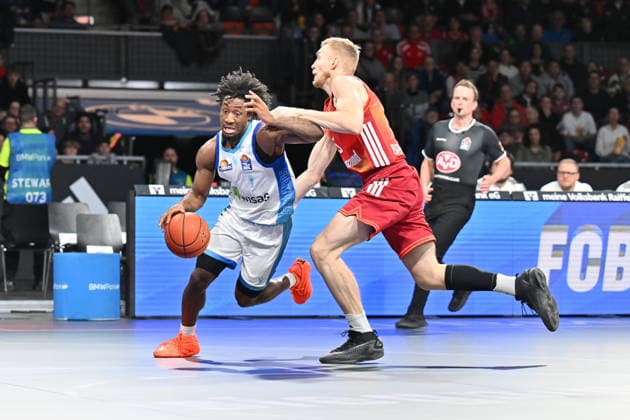 easyCredit BBL; FC Bayern München - Skyliners Frankfurt, 17.02.2026 MUNICH, GERMANY - 17. FEBRUARY: im Duell Isaiah SWOPE (Skyliners Frankfurt 1) und Niels GIFFEY (FC Bayern Basketball 5) während dem Spiel zwischen dem FC Bayern München und den Skyliners Frankfurt am 21. Spieltag der easyCredit BBL im BMW Park Copyright: xBEAUTIFULxSPORTS Goldbergx