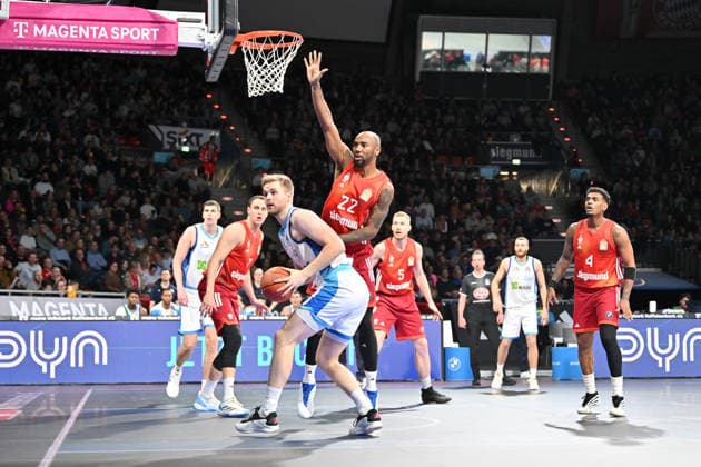 easyCredit BBL; FC Bayern München - Skyliners Frankfurt, 17.02.2026 MUNICH, GERMANY - 17. FEBRUARY: im Duell Till PAPE (Skyliners Frankfurt 19) und Isihah MIKE (FC Bayern Basketball 22) während dem Spiel zwischen dem FC Bayern München und den Skyliners Frankfurt am 21. Spieltag der easyCredit BBL im BMW Park Copyright: xBEAUTIFULxSPORTS Goldbergx