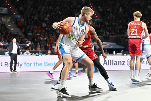 easyCredit BBL; FC Bayern München - Skyliners Frankfurt, 17.02.2026 MUNICH, GERMANY - 17. FEBRUARY: im Duell Till PAPE (Skyliners Frankfurt 19) und Isihah MIKE (FC Bayern Basketball 22) während dem Spiel zwischen dem FC Bayern München und den Skyliners Frankfurt am 21. Spieltag der easyCredit BBL im BMW Park Copyright: xBEAUTIFULxSPORTS Goldbergx