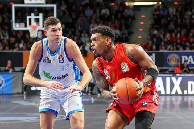 Ryan Hawkins 33 (Skyliners Frankfurt) gegen Xavier Rathan-Mayes 4 (FC Bayern Muenchen Basketball) in Aktion, FC Bayern Muenchen Basketball vs. Skyliners Frankfurt, easycredit-BBL, BBL, Basketball, Maenner, Saison 2025 2025, Regulaere Saison, 21. Spieltag, 17.02.2026 Muenchen Bayern Deutschland