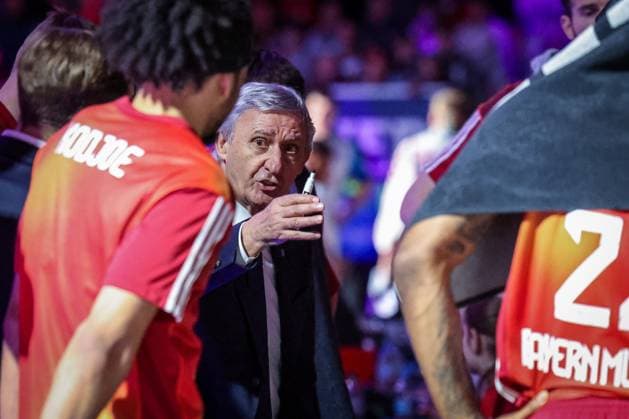 Head Coach Svetislav Pesic (FC Bayern Muenchen Basketball) gibt Anweisungen waehrend eines Time Out, FC Bayern Muenchen Basketball vs. Skyliners Frankfurt, easycredit-BBL, BBL, Basketball, Maenner, Saison 2025 2025, Regulaere Saison, 21. Spieltag, 17.02.2026 Muenchen Bayern Deutschland