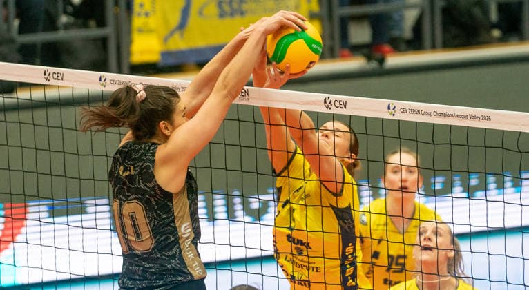 17.2.2026, Volleyball, Frauen, CEV Zeren Champions League Volley 2025 26, Playoff, Hinspiel, SSC Palmberg Schwerin - Ankara Zeren Spor Kulübü Suus Gerritsen (SSC Palmberg Schwerin, 2.v.li.) gegen Beyza Arici (Ankara Zeren Spor Kulübü, li.) Schwerin Palmberg Arena Mecklenburg-Vorpommern Deutschland