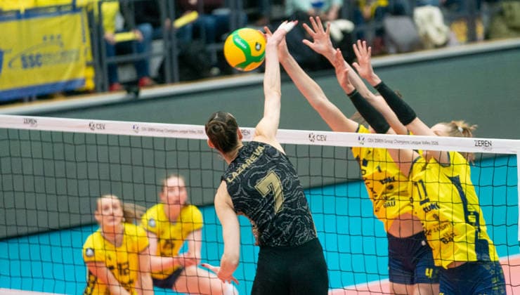 17.2.2026, Volleyball, Frauen, CEV Zeren Champions League Volley 2025 26, Playoff, Hinspiel, SSC Palmberg Schwerin - Ankara Zeren Spor Kulübü Anne Hölzig (SSC Palmberg Schwerin, re.) und Marije ten Brinke (SSC Palmberg Schwerin, 2.v.re.) gegen Anna Lazareva (Ankara Zeren Spor Kulübü, 3.v.re.) Schwerin Palmberg Arena Mecklenburg-Vorpommern Deutschland