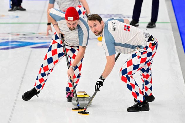 CORTINA, ITALIEN 20260217 Norges Martin Sesaker och Gaute Nepstad under herrarnas gruppspelsmatch, omgang 10, mellan Sverige och Norge i OS-curlingen i Cortina. *** Bilden ingar i SPORTPAKET. För övriga BETALBILD *** CORTINA ITALIEN x10030x *** CORTINA, ITALY 20260217 Norways Martin Sesaker and Gaute Nepstad during the mens group stage match, round 10, between Sweden and Norway in the Olympic curling in Cortina Picture in SPORTPAKET For others PAYPICTURE CORTINA ITALY x10030x  Copyright: xJonasxEkströmer TTx OS 2026 CURLING HERRAR SVERIGE-NORGE