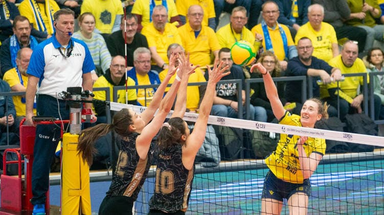 17.2.2026, Volleyball, Frauen, CEV Zeren Champions League Volley 2025 26, Playoff, Hinspiel, SSC Palmberg Schwerin - Ankara Zeren Spor Kulübü Mia Kirchhoff (SSC Palmberg Schwerin, re.) gegen Beyza Arici (Ankara Zeren Spor Kulübü, Mitte) und Swetlana Gatina (Ankara Zeren Spor Kulübü, li.) Schwerin Palmberg Arena Mecklenburg-Vorpommern Deutschland