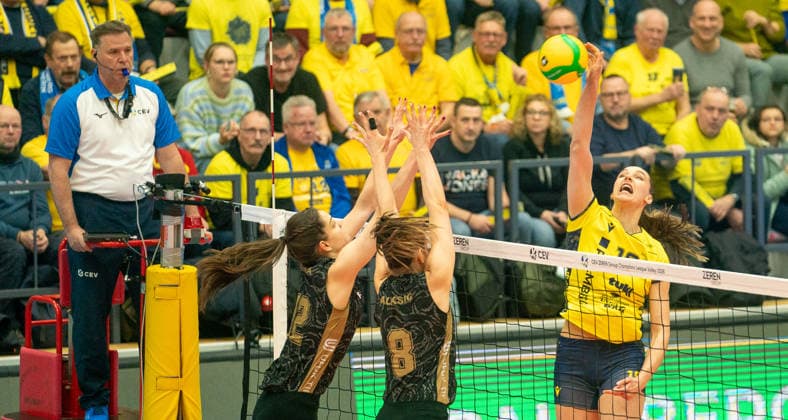 17.2.2026, Volleyball, Frauen, CEV Zeren Champions League Volley 2025 26, Playoff, Hinspiel, SSC Palmberg Schwerin - Ankara Zeren Spor Kulübü Swetlana Gatina (Ankara Zeren Spor Kulübü, li.) und Maja Aleksic (Ankara Zeren Spor Kulübü, Mitte) Schwerin Palmberg Arena Mecklenburg-Vorpommern Deutschland