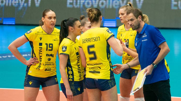 17.2.2026, Volleyball, Frauen, CEV Zeren Champions League Volley 2025 26, Playoff, Hinspiel, SSC Palmberg Schwerin - Ankara Zeren Spor Kulübü Trainer Felix Koslowski (SSC Palmberg Schwerin, re.) gibt seinen Volleyballerinnen taktische Anweisungen. Schwerin Palmberg Arena Mecklenburg-Vorpommern Deutschland