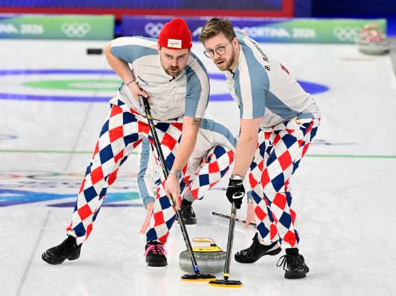 CORTINA, ITALIEN 20260217 Norges Martin Sesaker och Bendik Ramsfjell under herrarnas gruppspelsmatch, omgang 10, mellan Sverige och Norge i OS-curlingen i Cortina. *** Bilden ingar i SPORTPAKET. För övriga BETALBILD *** CORTINA ITALIEN x10030x *** CORTINA, ITALY 20260217 Norways Martin Sesaker and Bendik Ramsfjell during the mens group stage match, round 10, between Sweden and Norway in the Olympic curling in Cortina Picture in SPORTPAKET For others PAYPICTURE CORTINA ITALY x10030x  Copyright: xJonasxEkströmer TTx OS 2026 CURLING HERRAR SVERIGE-NORGE