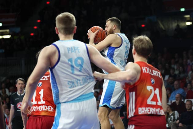 Radii Caisin (Skyliners Frankfurt, 16) mit Till Pape (Skyliners Frankfurt, 19) und Justuz Hollatz (FC Bayern Basketball, 21), GER, FC Bayern Basketball vs. Skyliners Frankfurt, Basketball, easycredit Basketball Bundesliga, 21. Spieltag, Saison 2025 2026, 17.02.2026, GER, FC Bayern Basketball vs. Skyliners Frankfurt, Basketball, easycredit Basketball Bundesliga, 21. Spieltag, Saison 2025 2026, 17.02.2026 Muenchen Copyright: xEibner-Pressefoto JennixMaulx EP_JML