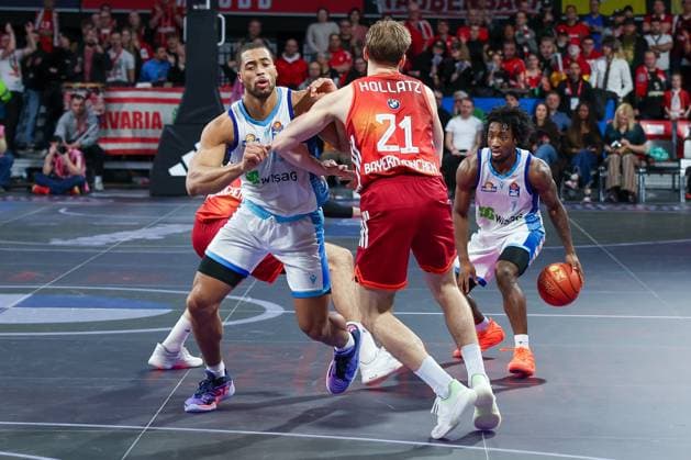 Isaiah Swope 1 (Skyliners Frankfurt) in Aktion, gegen Justus Hollatz 21 (FC Bayern Muenchen Basketball), FC Bayern Muenchen Basketball vs. Skyliners Frankfurt, easycredit-BBL, BBL, Basketball, Maenner, Saison 2025 2025, Regulaere Saison, 21. Spieltag, 17.02.2026 Muenchen Bayern Deutschland