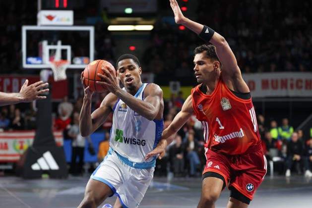 William Christmas (Skyliners Frankfurt, 08) mit Oscar da Silva (FC Bayern Basketball, 01), GER, FC Bayern Basketball vs. Skyliners Frankfurt, Basketball, easycredit Basketball Bundesliga, 21. Spieltag, Saison 2025 2026, 17.02.2026, GER, FC Bayern Basketball vs. Skyliners Frankfurt, Basketball, easycredit Basketball Bundesliga, 21. Spieltag, Saison 2025 2026, 17.02.2026 Muenchen Copyright: xEibner-Pressefoto JennixMaulx EP_JML