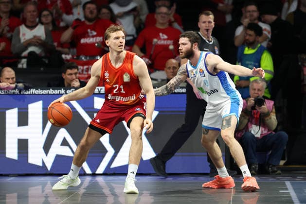 Justuz Hollatz (FC Bayern Basketball, 21) mit Logan Johnson (Skyliners Frankfurt, 00), GER, FC Bayern Basketball vs. Skyliners Frankfurt, Basketball, easycredit Basketball Bundesliga, 21. Spieltag, Saison 2025 2026, 17.02.2026, GER, FC Bayern Basketball vs. Skyliners Frankfurt, Basketball, easycredit Basketball Bundesliga, 21. Spieltag, Saison 2025 2026, 17.02.2026 Muenchen Copyright: xEibner-Pressefoto JennixMaulx EP_JML