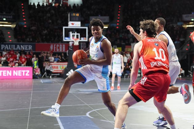 Nahiem Alleyne (Skyliners Frankfurt, 04) mit Ball, mit Justinian Jessup (FC Bayern Basketball, 10), GER, FC Bayern Basketball vs. Skyliners Frankfurt, Basketball, easycredit Basketball Bundesliga, 21. Spieltag, Saison 2025 2026, 17.02.2026, GER, FC Bayern Basketball vs. Skyliners Frankfurt, Basketball, easycredit Basketball Bundesliga, 21. Spieltag, Saison 2025 2026, 17.02.2026 Muenchen Copyright: xEibner-Pressefoto JennixMaulx EP_JML