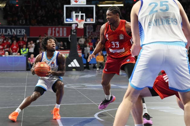 Isaiah Swope (Skyliners Frankfurt, 01) mit David McCormack (FC Bayern Basketball, 33), GER, FC Bayern Basketball vs. Skyliners Frankfurt, Basketball, easycredit Basketball Bundesliga, 21. Spieltag, Saison 2025 2026, 17.02.2026, GER, FC Bayern Basketball vs. Skyliners Frankfurt, Basketball, easycredit Basketball Bundesliga, 21. Spieltag, Saison 2025 2026, 17.02.2026 Muenchen Copyright: xEibner-Pressefoto JennixMaulx EP_JML