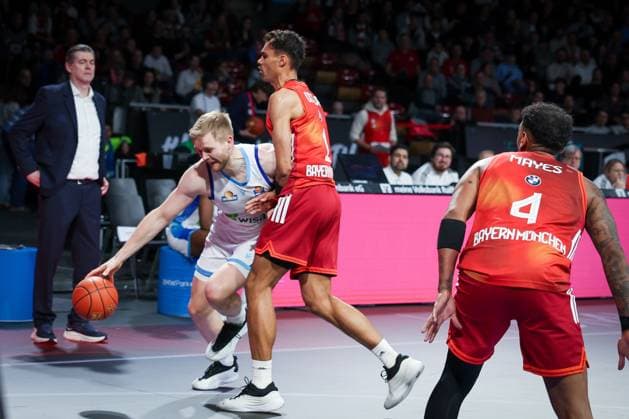 Oscar da Silva 1 (FC Bayern Muenchen Basketball) und Xavier Rathan-Mayes 4 (FC Bayern Muenchen Basketball) verteidigen eine Aktion der Frankfurter, FC Bayern Muenchen Basketball vs. Skyliners Frankfurt, easycredit-BBL, BBL, Basketball, Maenner, Saison 2025 2025, Regulaere Saison, 21. Spieltag, 17.02.2026 Muenchen Bayern Deutschland