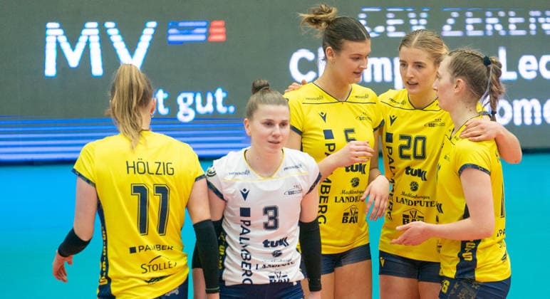 17.2.2026, Volleyball, Frauen, CEV Zeren Champions League Volley 2025 26, Playoff, Hinspiel, SSC Palmberg Schwerin - Ankara Zeren Spor Kulübü Die Spielerinnen des SSC Palmberg Schwerin sind enttäuscht. Schwerin Palmberg Arena Mecklenburg-Vorpommern Deutschland
