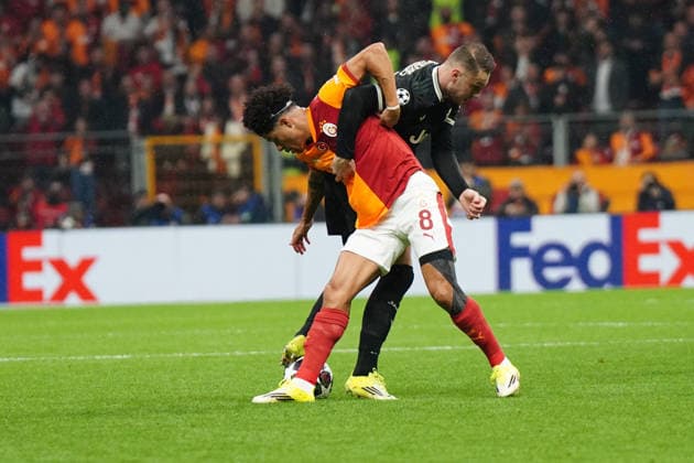 ISTANBUL, TURKEY - FEBRUARY 17: Gabriel Sara (L) of Galatasaray and Teun Koopmeiners of Juventus battle for the ball during the UEFA Champions League 2025 26 League Knockout Play-off First Leg match between Galatasaray A.S. and Juventus at Ali Sami Yen Spor Kompleksi on February 17, 2026 in Istanbul, Turkey. Istanbul Turkey Copyright: xSeskimphotox GSaray-Juve-170226 (76)