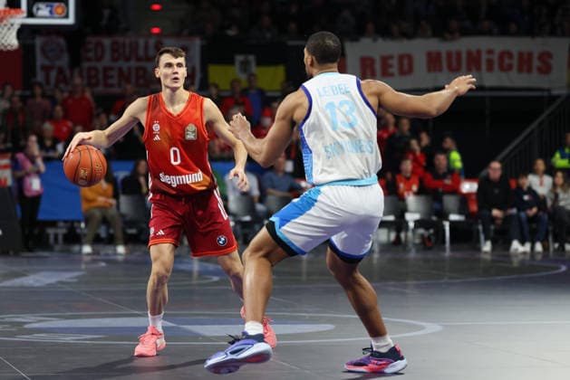 Nenad Dimitrijevic (FC Bayern Basketball, 00) mit Jaedon LeDee (Skyliners Frankfurt, 13), GER, FC Bayern Basketball vs. Skyliners Frankfurt, Basketball, easycredit Basketball Bundesliga, 21. Spieltag, Saison 2025 2026, 17.02.2026, GER, FC Bayern Basketball vs. Skyliners Frankfurt, Basketball, easycredit Basketball Bundesliga, 21. Spieltag, Saison 2025 2026, 17.02.2026 Muenchen Copyright: xEibner-Pressefoto JennixMaulx EP_JML